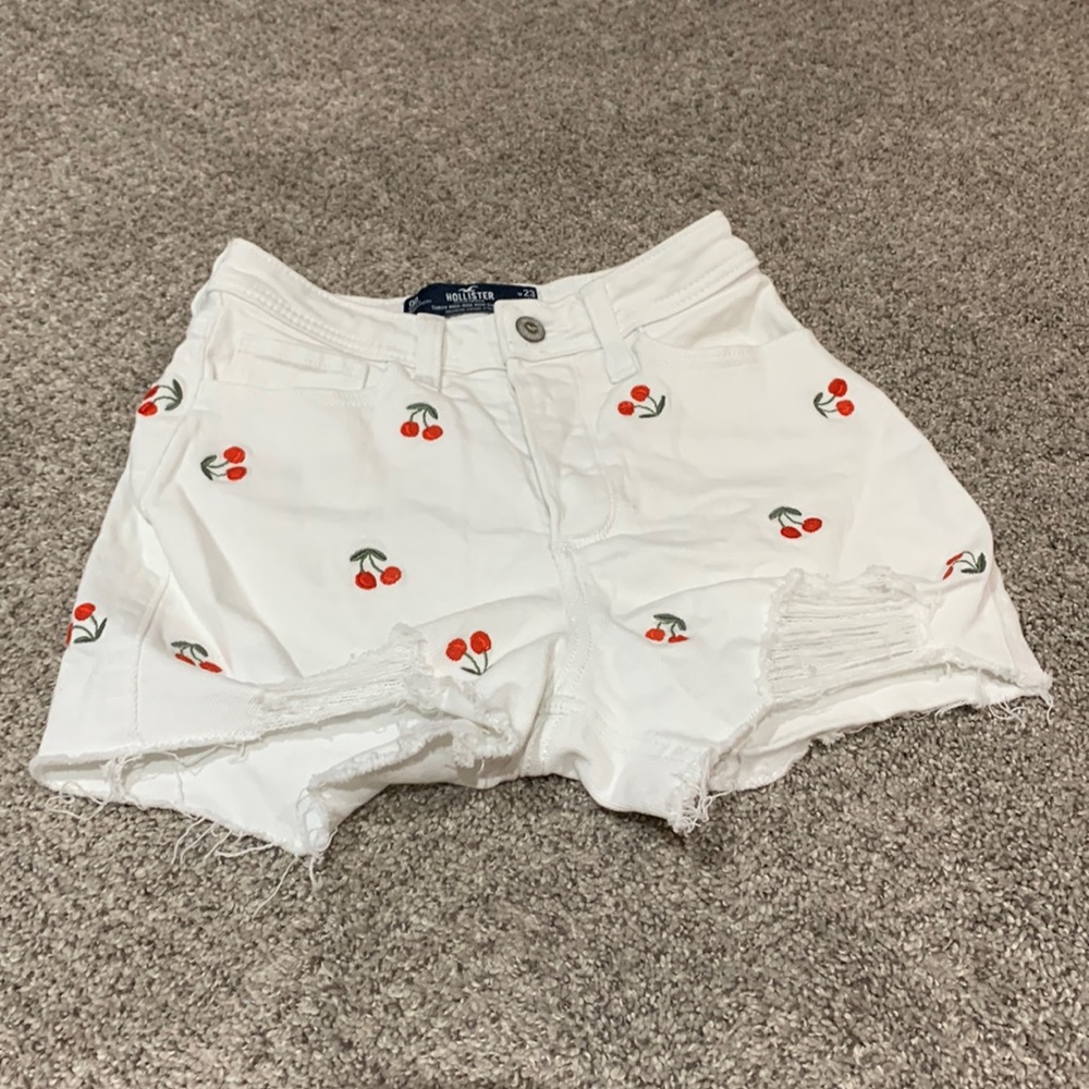 Hollister cherry embroidered curvy high-rise mom shorts 3 inch, size 00